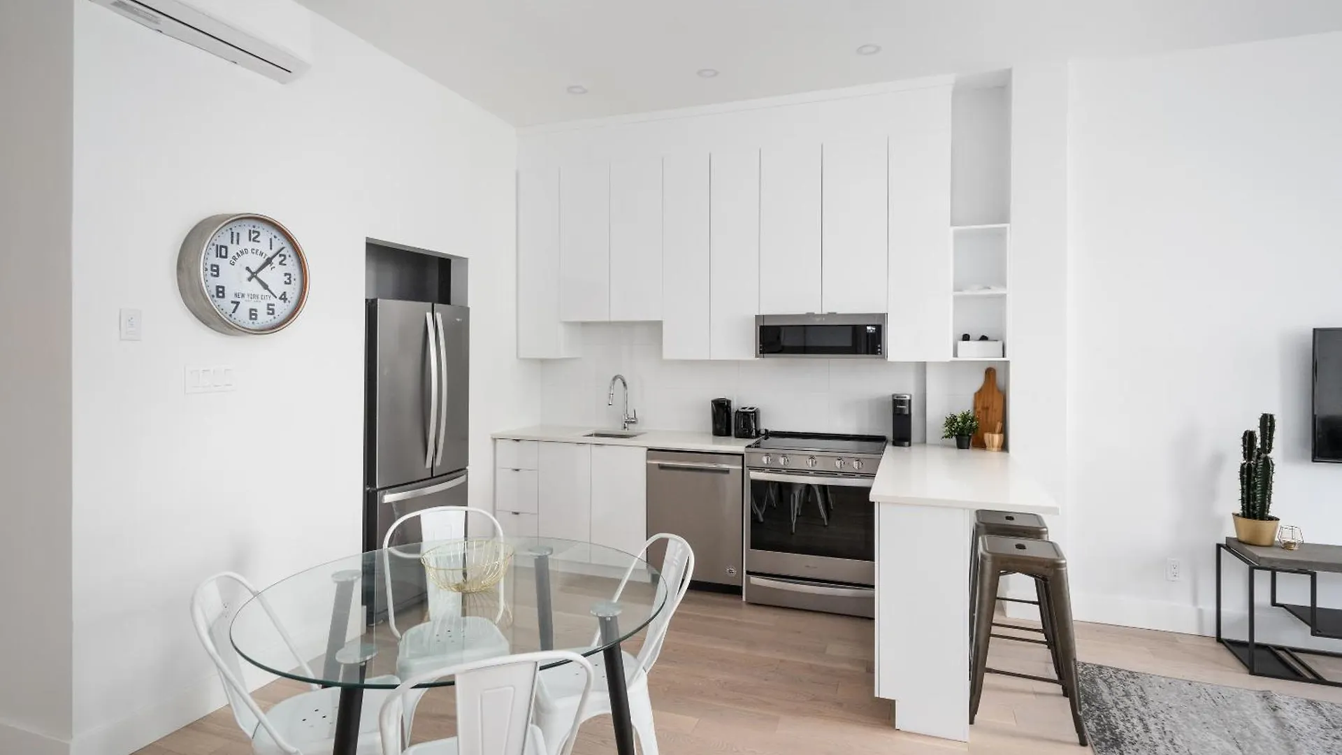 The S&D Apartments Montreal 0*,  Canada